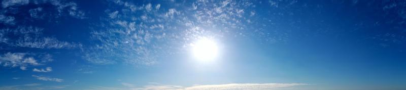 hermoso cielo con nubes en un caluroso día soleado sobre la ciudad de luton en inglaterra foto