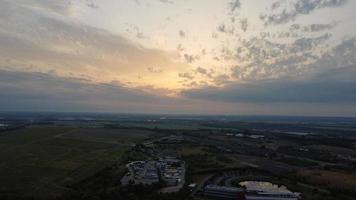 imágenes de vista aérea de alto ángulo sobre la turbina eólica del molino de viento en el lago stewartby de inglaterra al amanecer foto