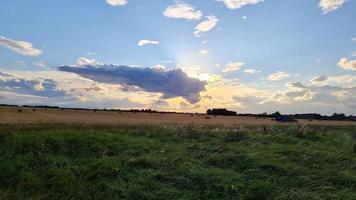 hermosa y hermosa escena de la puesta de sol en Inglaterra, paisaje británico foto