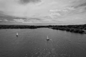 vista aérea de gran ángulo de la ciudad de gran bretaña en el viejo estilo clásico en blanco y negro foto