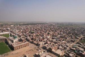 vista aérea de kala shah kaku pueblo de punjab pakistán foto