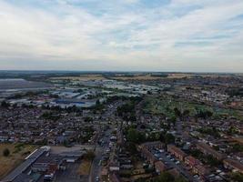 imágenes aéreas de drone vista de ángulo alto de la ciudad de londres luton de inglaterra con edificios foto