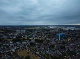 hermosa vista aérea nocturna de la ciudad británica, imágenes de drones de gran ángulo de la ciudad de luton en inglaterra reino unido foto