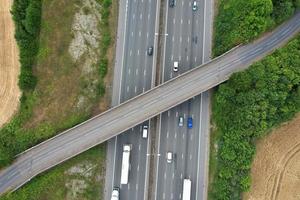 hermosa vista aérea de las autopistas británicas en la salida 9 de la m1 de dunstable y luton, inglaterra foto