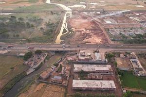 vista aérea de ángulo alto de la aldea de kala shah kaku y el polígono industrial de punjab, pakistán foto