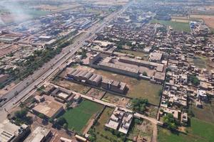 vista aérea de kala shah kaku pueblo de punjab pakistán foto