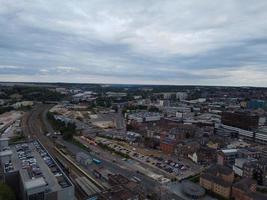 imágenes de alto ángulo de la ciudad de londres luton y vista aérea de la estación central de trenes, vías de tren de inglaterra, reino unido foto