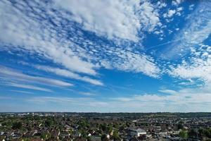 imágenes de ángulo alto de vista aérea de calles residenciales de la ciudad de luton de inglaterra reino unido foto