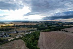 vista aérea y material de archivo en ángulo alto del intercambio de autopistas británicas de m1 cruce 11a en la ciudad de North Luton, Inglaterra, Reino Unido. foto
