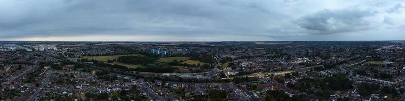 hermosa vista aérea nocturna de la ciudad británica, imágenes de drones de gran ángulo de la ciudad de luton en inglaterra reino unido foto