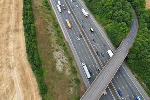 hermosa vista aérea de las autopistas británicas en la salida 9 de la m1 de dunstable y luton, inglaterra foto