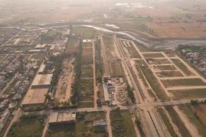 vista aérea de kala shah kaku pueblo de punjab pakistán foto