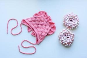 gorra rosa para un niño pequeño. ropa en los primeros días de vida del niño foto