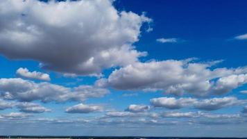 cielo azul claro y pocas nubes sobre Inglaterra en un caluroso día de verano foto