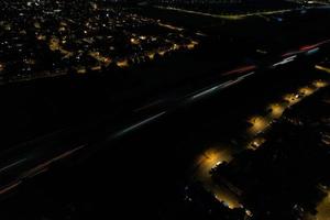 hermosa vista aérea de alto ángulo de las autopistas británicas y el tráfico en la ciudad de luton de inglaterra reino unido en la noche después del atardecer foto