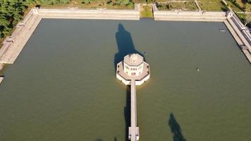 vista aérea de alto ángulo de mogoles históricos hiran minar y pueblo de sheikhupura pakistán foto