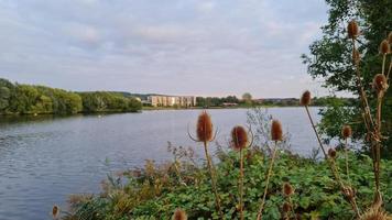 vista al lago caldecotte en milton keynes inglaterra foto