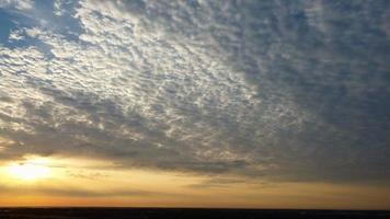 el hermoso amanecer y las nubes coloridas, la vista aérea y la vista de ángulo alto tomadas por drones en Inglaterra, Reino Unido foto