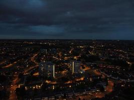 hermosa vista aérea nocturna de la ciudad británica, imágenes de drones de gran ángulo de la ciudad de luton en inglaterra reino unido foto