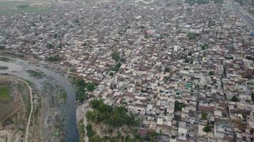 vista aérea de kala shah kaku pueblo de punjab pakistán foto