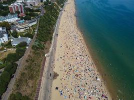 Frente a la playa con vistas al mar en ángulo alto con gente en la ciudad de Bournemouth, Inglaterra, Reino Unido, imágenes aéreas del océano británico foto