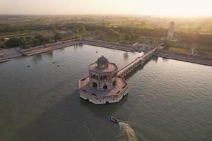 vista aérea de alto ángulo de mogoles históricos hiran minar y pueblo de sheikhupura pakistán foto