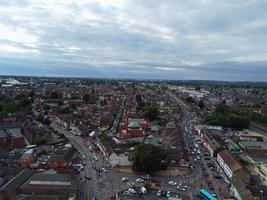 una filmación aérea y una vista de ángulo alto de la ciudad de luton en inglaterra sobre un área residencial enterrar el parque de la comunidad asiática pakistaní y cachemir. foto