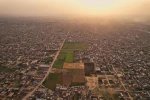 vista de ángulo alto de la ciudad de gujranwala y casas residenciales en antena congestionada de punjab pakistán foto