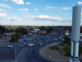 vista aérea del centro de la ciudad en un caluroso día de verano, luton es una ciudad y un municipio con estatus de autoridad unitaria, en el condado ceremonial de bedfordshire foto