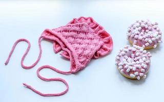 gorra rosa para un niño pequeño. ropa en los primeros días de vida del niño foto