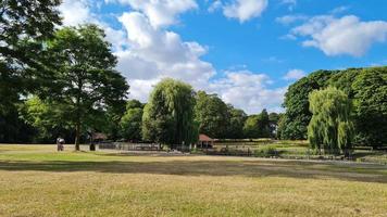 hermoso parque público local en la ciudad de luton de Inglaterra foto
