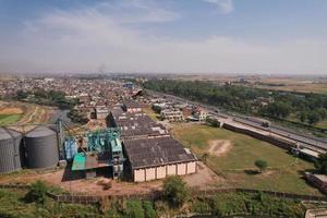 vista aérea de kala shah kaku pueblo de punjab pakistán foto