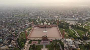 la mezquita real en lahore pakistán, vista de ángulo alto de drones de la mezquita congregacional de la era mogol en lahore, punjab pakistán foto