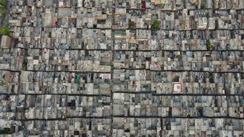 vista de ángulo alto de la ciudad de gujranwala y casas residenciales en antena congestionada de punjab pakistán foto