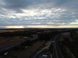 vista aérea de alto ángulo de las autopistas británicas y las vías del tren en el norte de Londres, Luton, Inglaterra foto