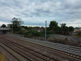 vista aérea de alto ángulo de las vías del tren en la estación de tren leagrave luton de inglaterra reino unido foto