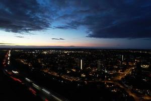 hermosa vista aérea de alto ángulo de las autopistas británicas y el tráfico en la ciudad de luton de inglaterra reino unido en la noche después del atardecer foto