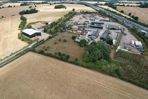 hermosa vista de ángulo alto del pueblo británico y el campo de inglaterra reino unido foto