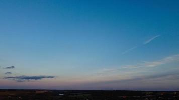 hermosa puesta de sol con cielo con nubes coloridas, imágenes de ángulo alto de drones sobre la ciudad de Inglaterra, Reino Unido foto