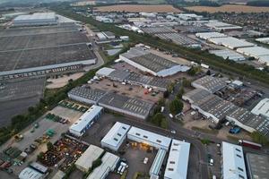 Magnífica vista aérea de la ciudad de Luton en Inglaterra, Reino Unido al atardecer, imágenes de alto ángulo de nubes coloridas tomadas por drones foto