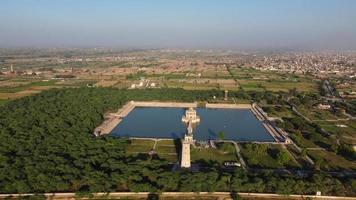 vista aérea de alto ángulo de mogoles históricos hiran minar y pueblo de sheikhupura pakistán foto