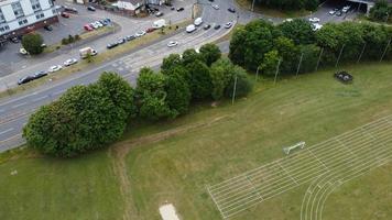 una filmación aérea y una vista de ángulo alto del campo de juego de una escuela secundaria de niños en la ciudad de luton de inglaterra, autopistas y carreteras británicas foto