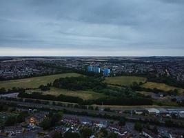 hermosa vista aérea nocturna de la ciudad británica, imágenes de drones de gran ángulo de la ciudad de luton en inglaterra reino unido foto