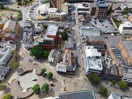 vista aérea y material de archivo en ángulo alto del centro de la ciudad británica de luton, inglaterra, reino unido. foto