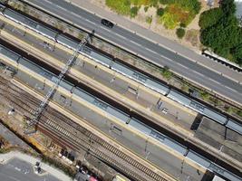 la vista aérea más hermosa de los edificios del centro de la ciudad y la estación central de trenes de la ciudad de luton en inglaterra, tren en vías foto