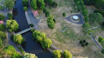 vista aérea de las aves acuáticas en el lago del parque wardown y la zona residencial de la ciudad de luton en inglaterra foto