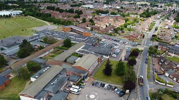 una filmación aérea y una vista de ángulo alto del campo de juego de una escuela secundaria de niños en la ciudad de luton de inglaterra, autopistas y carreteras británicas foto