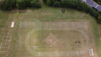 una filmación aérea y una vista de ángulo alto del campo de juego de una escuela secundaria de niños en la ciudad de luton de inglaterra, autopistas y carreteras británicas foto