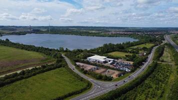 vista aérea de alto ángulo de las carreteras británicas y el tráfico que pasa por el campo de inglaterra reino unido foto