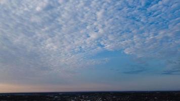 el hermoso amanecer y las nubes coloridas, la vista aérea y la vista de ángulo alto tomadas por drones en Inglaterra, Reino Unido foto